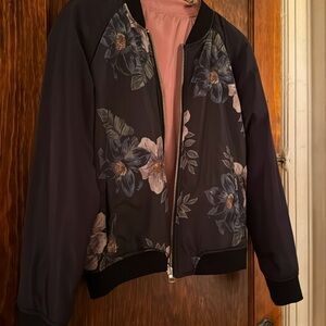 Beautiful women’s lite weight bomber style reversible jacket. Side pockets.